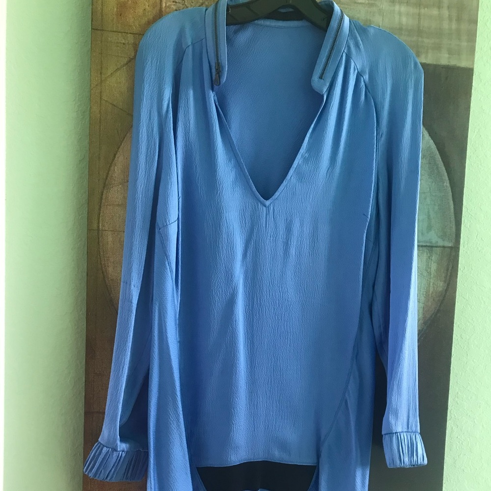 V-neck Long sleeves w/ banded cut- Dart bust - Zipper detail on neck 

100% silk